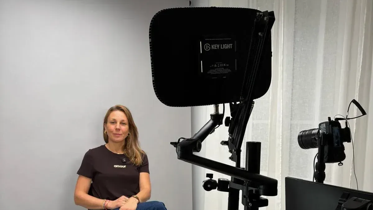 Installation de matériel de tournage avec caméra sur trépied, écran de contrôle et panneau lumineux